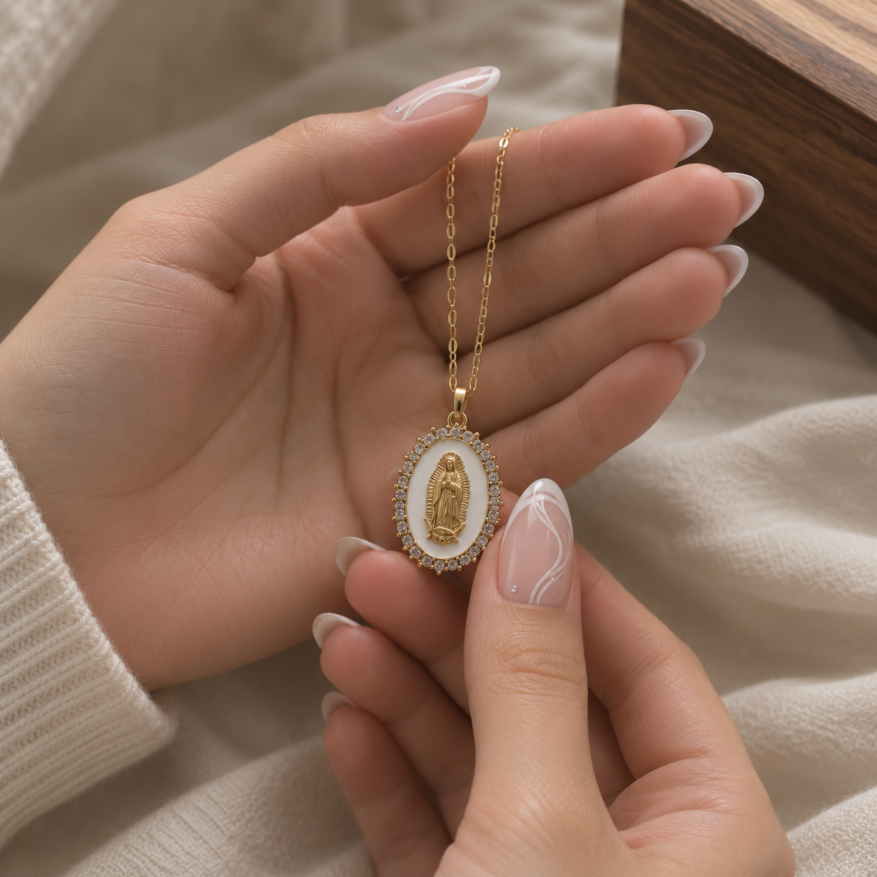 Collar Virgen de Guadalupe - Acabado Dorado Premium